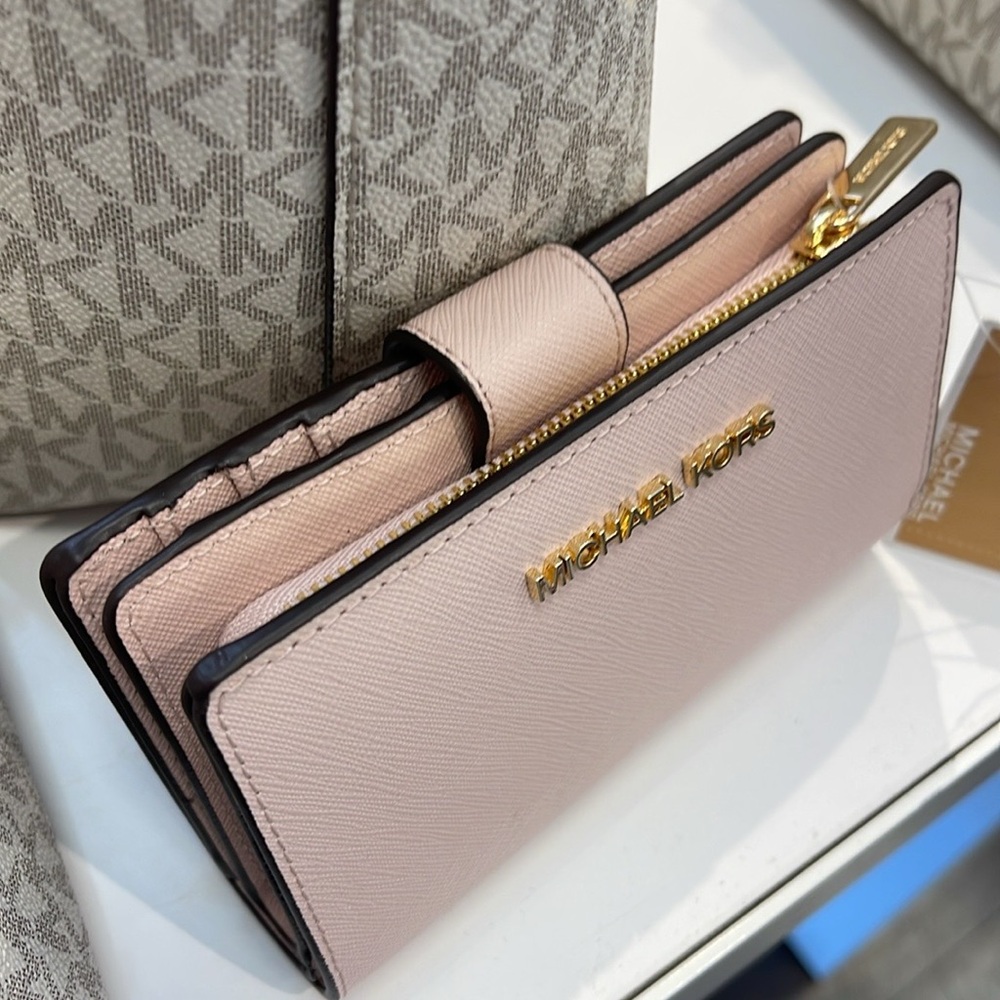 Michael Medium Crossgrain Leather Bifold Wallet
Powder Blush 
NWT - Picture 5 of 16